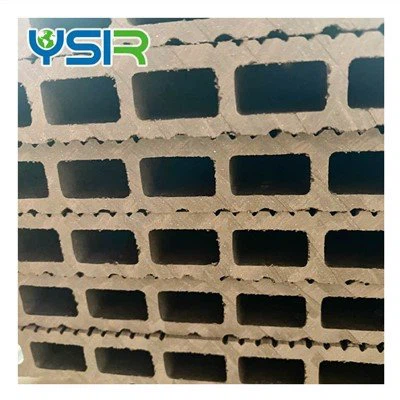 Terrassa tradicional de WPC amb forats quadrats